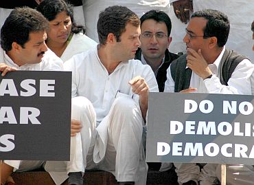 Rahul interacts with young Congress leaders Ajay Makan and Jitin Prasada (in the background)