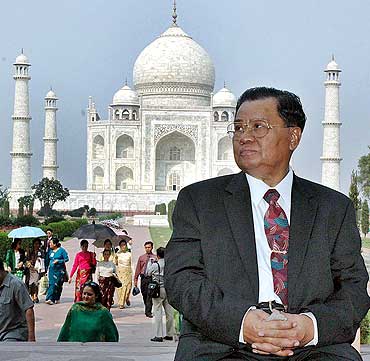 Myanmar's military ruler Than Shwe sits in front of the Taj Mahal in Agra