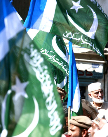 Supporters of the Pakistani Islamist party Jamat-e-Islami protest in Karachi