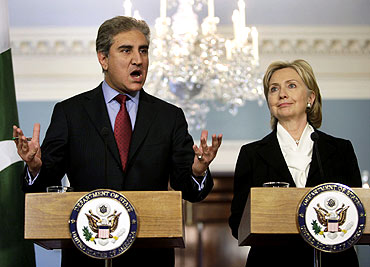 US Secy of State Hillary Clinton with Pak Fgn Minister Mehmood Qureshi