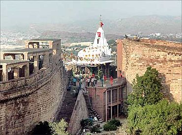 Chamunda Devi temple (2008): 200 killed
