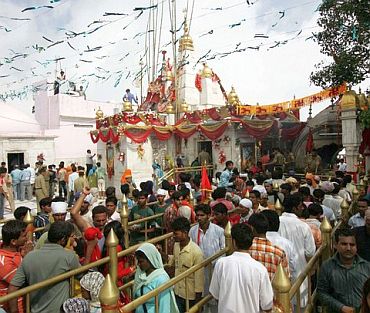Naina Devi temple (2008): 160 killed