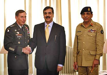 Pak Prime Minister Yousuf Raza Gilani with US General David Petraeus and General Ashfaq Kayani