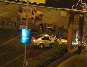 Mumbai police officers corner the Skoda in which Ajmal Kasab and Abu Ismail were traveling on the night of 26/11.