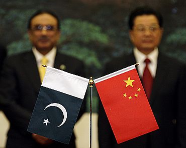 Chinese President Hu Jintao and his Pakistani counterpart Zardari during a meeting in Beijing