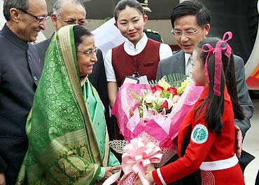 President Pratibha Patil is welcomed by children at Beijing Airport