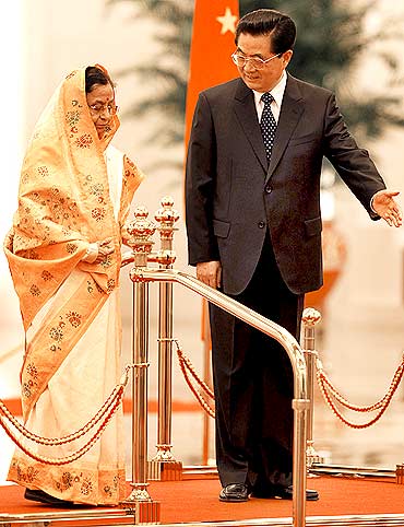China's President Hu Jintao shows the way to India's President Pratibha Patil