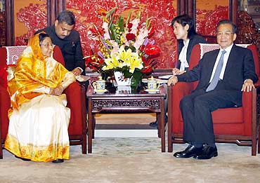 President Pratibha Patil talks with China's Premier Wen Jiabao during a meeting at Zhongnanhai in Beijing