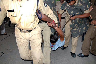 Police arrests Telangana protestors in Hyderabad