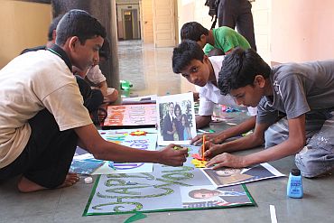 Kids make posters to welcome President Obama