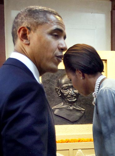Obama and Michelle tour the Mani Bhavan Gandhi Museum