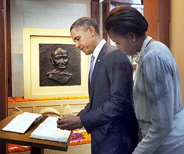 Obama signs the guest book