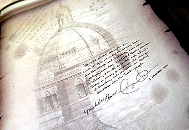 US President Barack Obama's handwritten note is seen after signing a book during his visit to the 26/11 memorial at the Taj Mahal Hotel