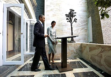 US President Barack Obama and first lady Michelle Obama view the 26/11 memorial at the Taj Hotel