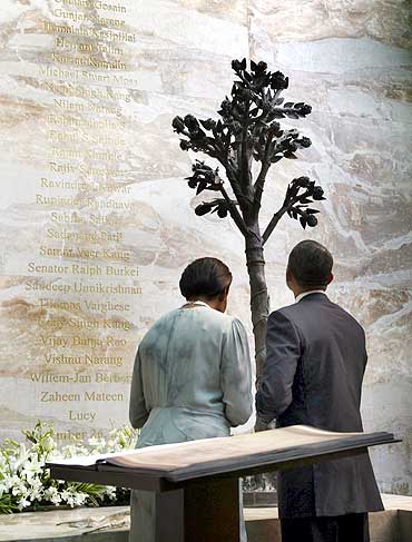 US President Barack Obama and first lady Michelle Obama view the 26/11 memorial at the Taj Hotel