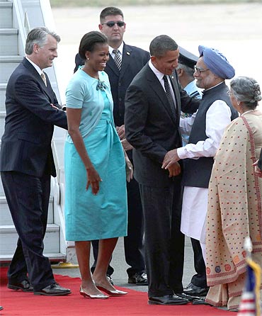 Obama and First Lady Michelle Obama received by Prime Minister Manmohan Singh and Gursharan Kaur