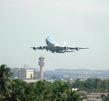 Obamas bid farewell to Mumbai