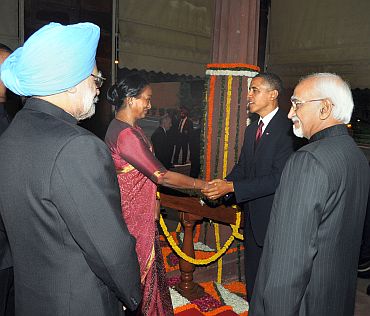 Lok Sabha Speaker Meira Kumar greets Obama as vice president Hamid Ansari and Dr Singh watch on
