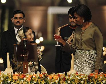 US first lady Obama toasts with India's President President Patil during a state dinner at Rashtrapati Bhavan in New Delhi