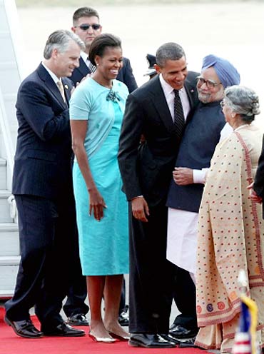 The Obamas and the Singhs at Palam airport, November 7