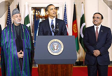 President Obama speaks to the media with Afghan President Hamid Karzai (L) and President Asif Ali Zardari (R) in White House