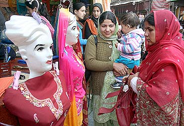 Shoppers throng Srinagar markets ahead of Eid