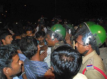 University students clash with policemen