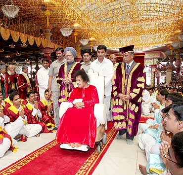 PM joins in Sathya Sai Baba's birthday celebrations