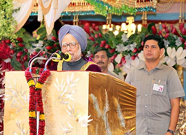 PM joins in Sathya Sai Baba's birthday celebrations