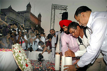K Unnikrishnan and Mumbai Congress president Kripashankar Singh light candles in memory of the martyrs at Gateway of India