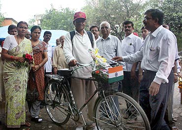 K Unnikrishnan ended his month-long cycle journey a the Gateway of India