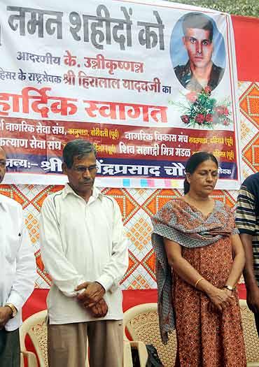 K Unnikrishnan and his wife Dhanalakshmi paid homage to other martyrs