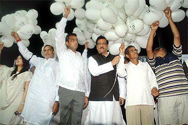 Kripashankar Singh, Congress MP Milind Deora, Maharashtra CM Prithiviraj Chavan and K Unnikrishnan release balloons as a mark of respect to martyrs