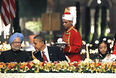 US President Barack Obama flanked by President Pratibha Patil and Prime Minister Manmohan Singh at the State dinner at Rashtrapati Bhavan on November 8, 2010