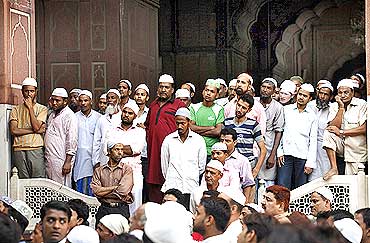 Muslims listen to a Jama Masjid cleric after the Ayodhya verdict in Delhi