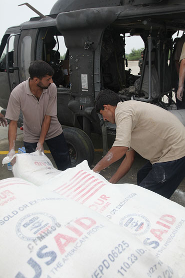 Food supplies for Pakistani flood victims are loaded onto a US BlackHawk helicopter