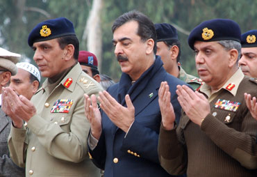 Pakistan PM Yusuf Raza Gilani (centre), General Ashfaq Kiyani (left) and General Tariq Majeed