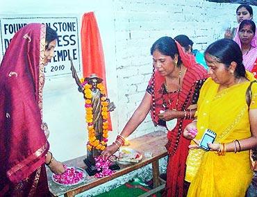 Women worship the Goddess English deity