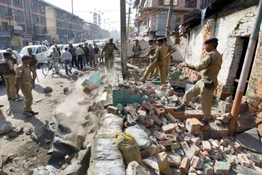 Policemen demolish their security posts in the heart of Srinagar