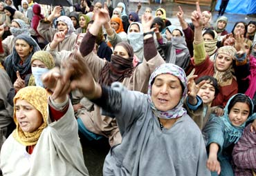 Kashmiri women demonstrate against the security forces