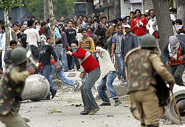 Policemen and Kashmiri protesters face off