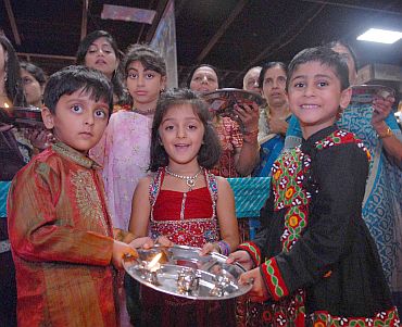 Young Indian American children take part in prayers