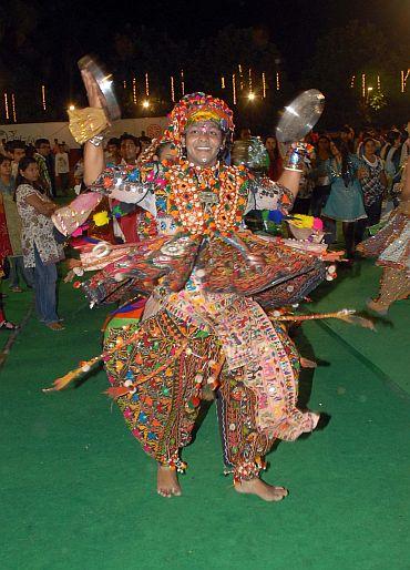 Navratri PHOTOS: Garba nights in Mumbai - Rediff.com News