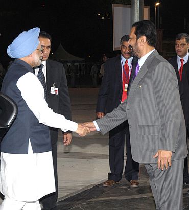 Kalmadi receives Prime Minister Manmohan Singh at the Jawaharlal Nehru stadium ahead of the closing ceremony