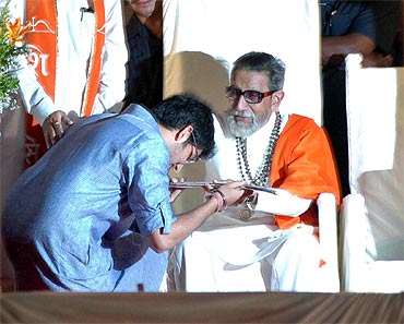 Aditya seeks blessings of his 'grandad' during the Mumbai rally