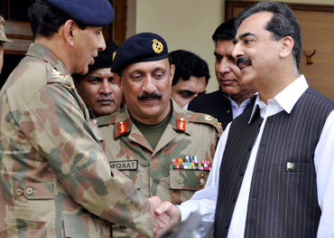Gilani shakes hands with Pakistani Army Chief Ashfaq Parvez Kayani at army headquarters in Multan