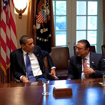 Obama interacts with Pakistan President Asif Ali Zardari