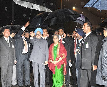 Prime Minister Manmohan Singh and his wife  Gursharan Kaur at the Tokyo International Airport