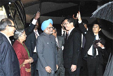 Prime Minister Manmohan Singh and  Gursharan Kaur being received by the Japanese parliamentary vice minister for foreign affairs