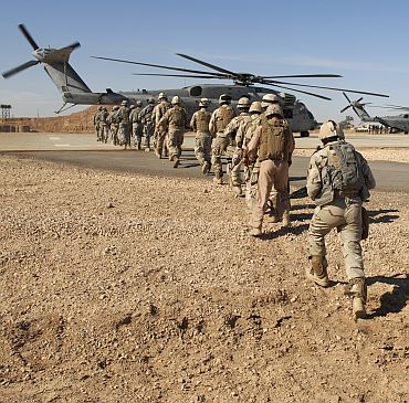 Soldiers of the 1st Iraqi Army and US Soldiers of the 2nd Battalion, 504th Parachute Infantry Regiment, 1st Brigade Combat Team, 82nd Airborne Division, load onto a CH-53 Sea Stallion